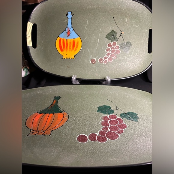 TILSO VTG MCM Set of Two fiberglass Chianti and Grapes serving trays. - Picture 6 of 9